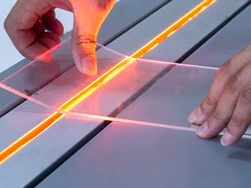 Découpe Plexiglass Maroc avec pliage à chaud d’une plaque transparente PMMA