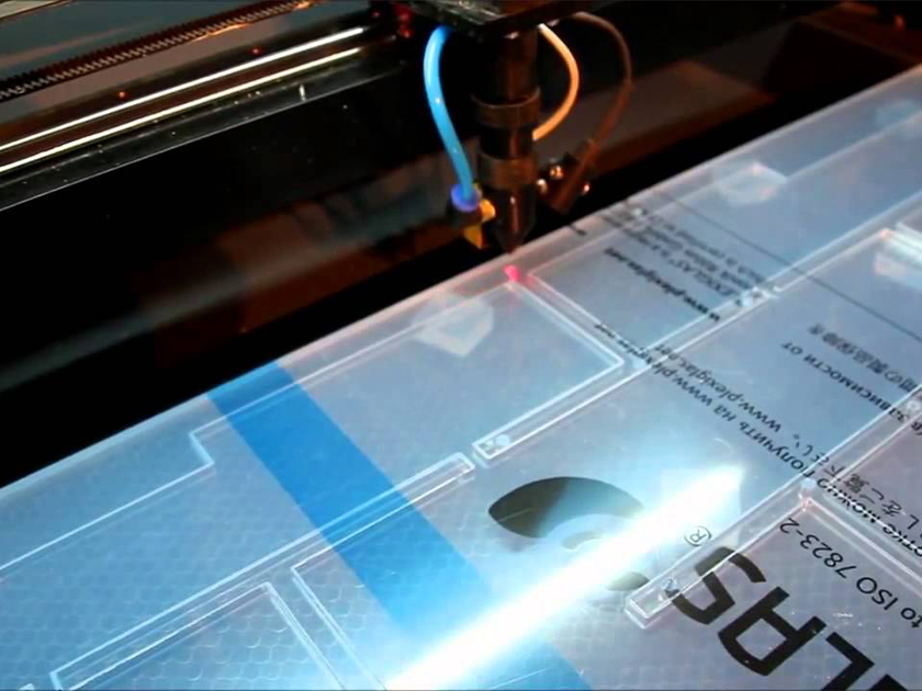 Découpe Plexiglass Maroc sur mesure d’une plaque transparente en PMMA