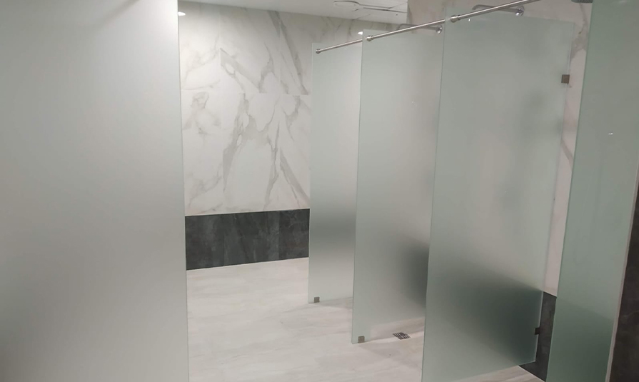 Plaque Plexiglass Maroc dépolie utilisée comme cloison intérieure sur mesure