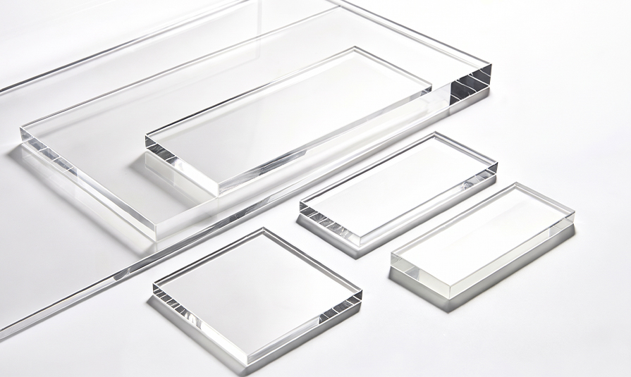 Plaques transparentes en PMMA disponibles en différentes dimensions pour les projets professionnels et sur mesure.