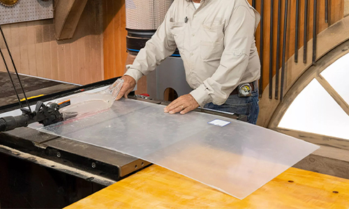 Plexiglass Maroc avec découpe professionnelle d’une plaque PMMA en atelier