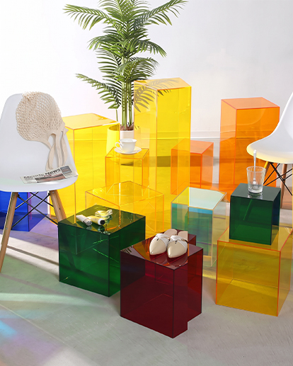Plexiglass Maroc avec mobilier design en cubes transparents et colorés en PMMA