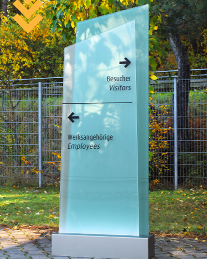 Plexiglass Maroc utilisé pour un panneau signalétique extérieur transparent sur mesure
