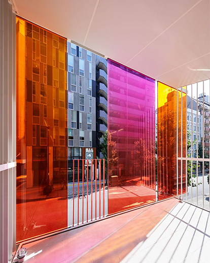 Plexiglass Maroc avec panneaux colorés transparents installés dans un aménagement architectural extérieur