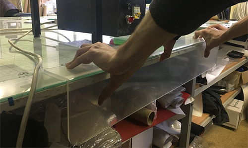 Plexiglass Maroc avec pliage et mise en forme d’une plaque transparente en PMMA